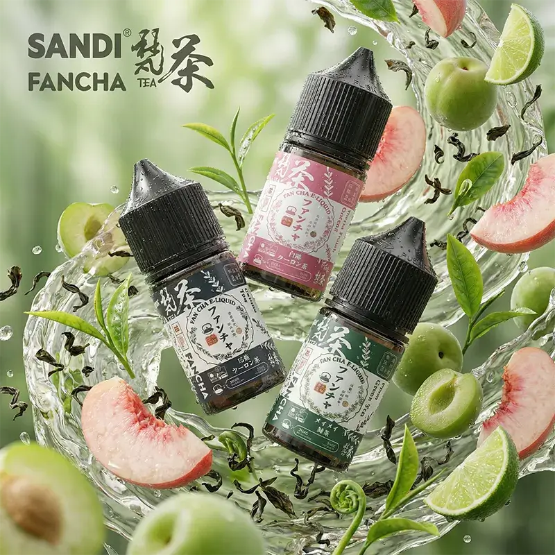 日本 SANDI FANCHA 梵茶系列尼古丁鹽煙油主圖。展示三款熱銷茶飲口味瓶身:烏龍茶 (Oolong)、白桃烏龍 (White Peach Oolong) 與梅梅綠茶 (Plum Green Tea)。背景伴隨動態水花、新鮮茶葉、蜜桃與青梅,強調清新擬真的茶香特色。