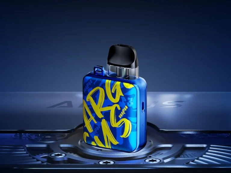 VOOPOO Argus P3 電子煙主機藍色塗鴉版特寫,放置於充滿科技感的金屬機械底座上,作為 Argus P3 深度評測與高 CP 值推薦指南的視覺首圖